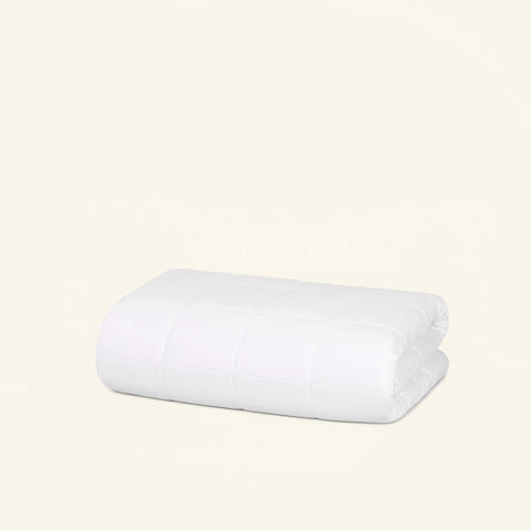 The Slumber Cloud Lightweight Comforter made with Outlast temperature regulation technology to help you stay cool through the night. | Cooling Technology
